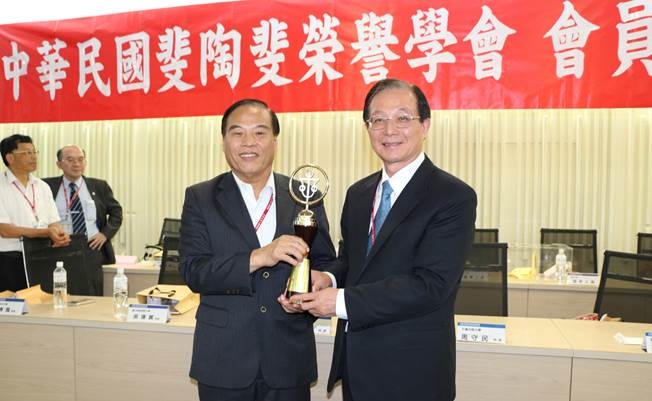 中華民國第二十二屆斐陶斐榮譽學會傑出成就獎照片.jpg